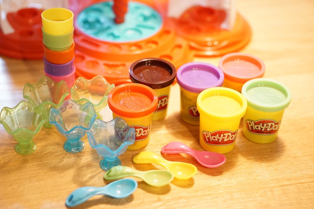 小麦粘土のおもちゃ「プレイ・ドー」を使った感想と遊び方を紹介 | 医師が教える知育玩具マニュアル